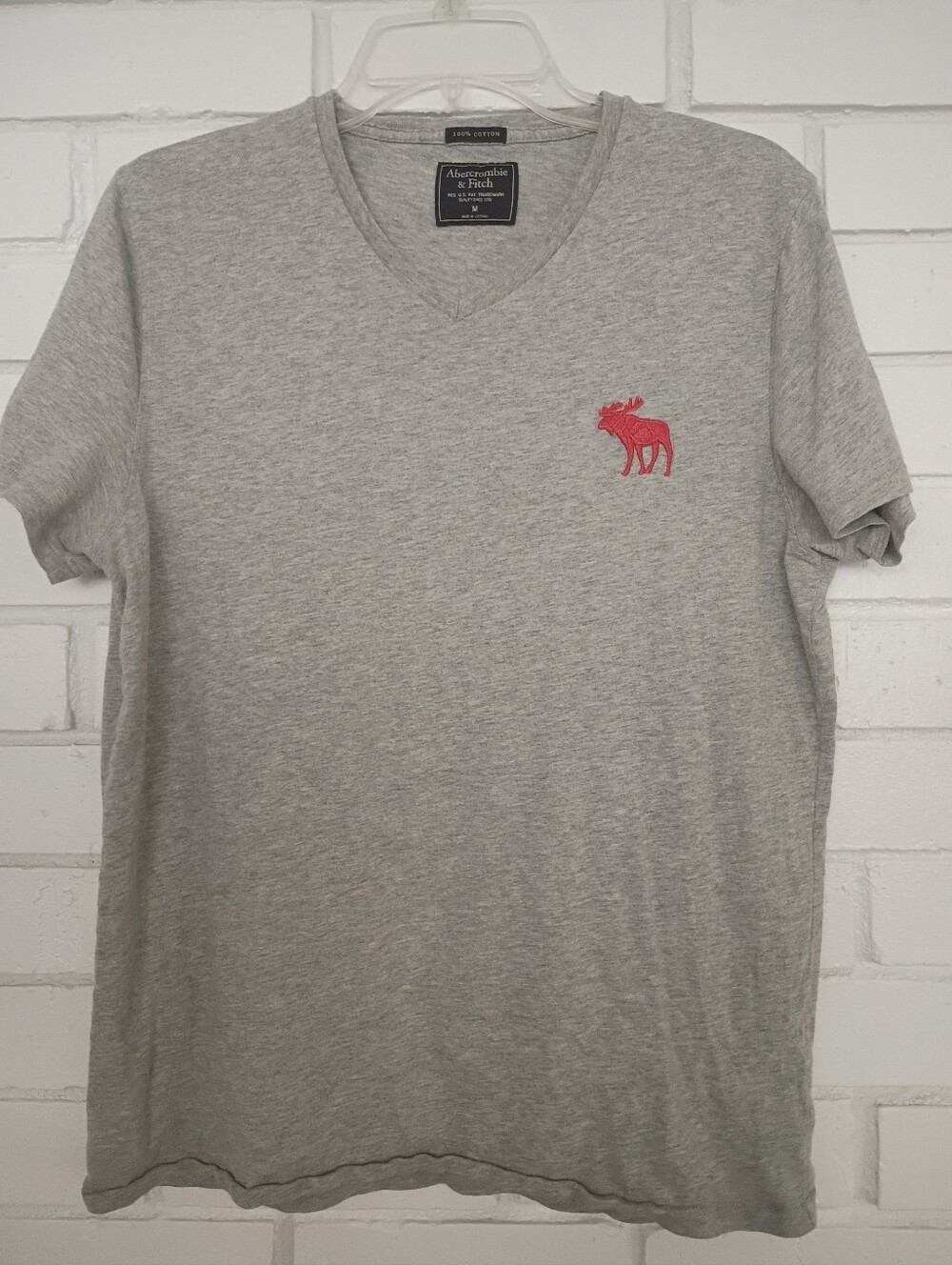 Abercrombie & Fitch Size M Gray Short Sleeve T-shirt w/Red Embroidered Moose